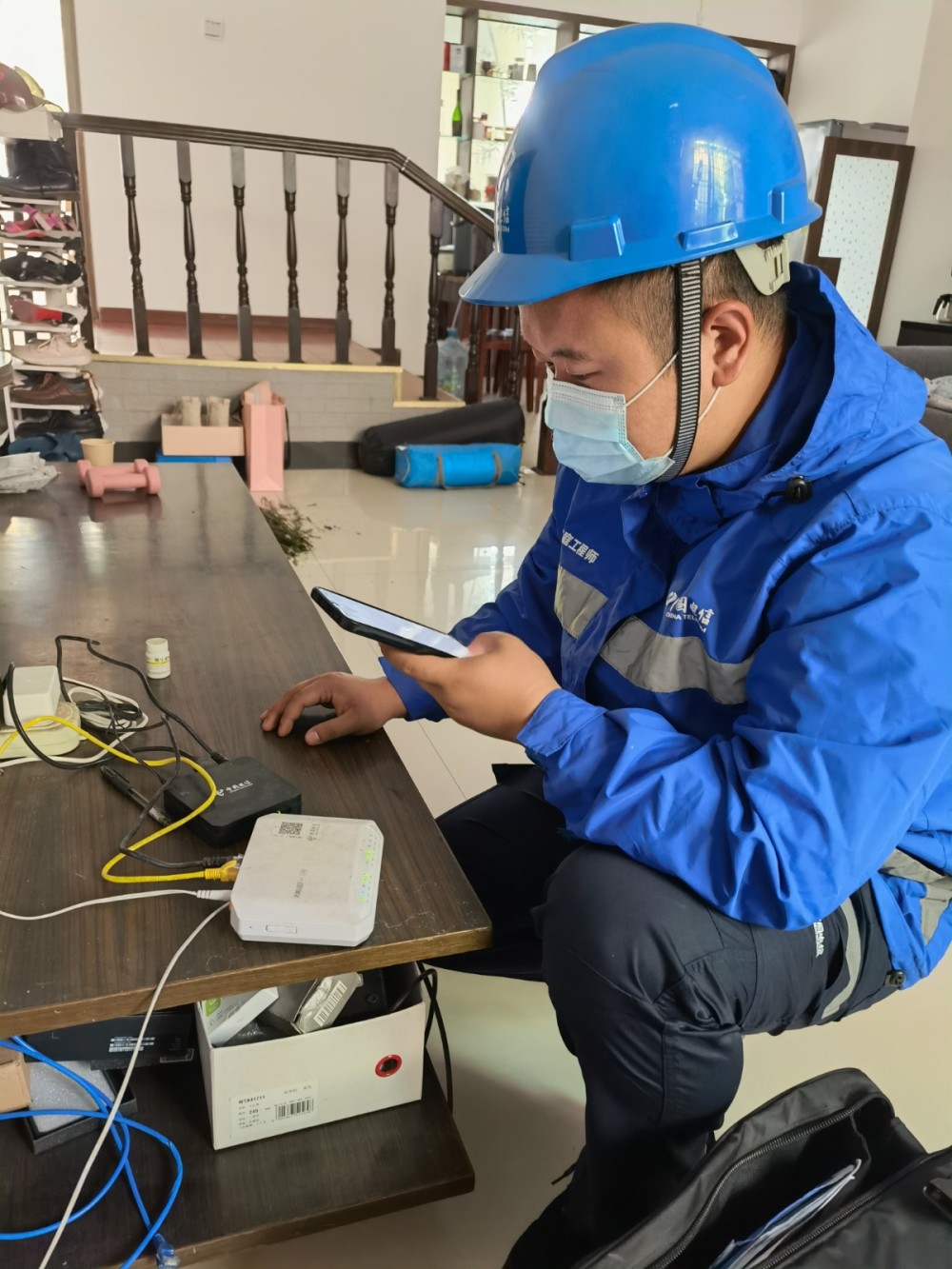 装维工程师逆行而上，守护通讯畅通的幕后英雄